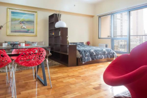Greenbelt King Suite with Balcony at Mosaic Tower - FREE Gym Pool WiFi & Washer +